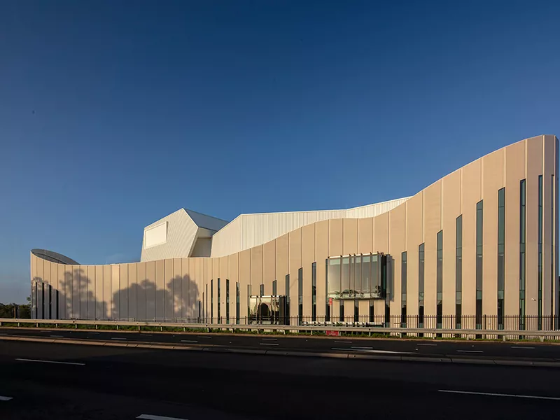 Varför är teaterbyggnad i stålkonstruktion viktigt i modern arkitektur?